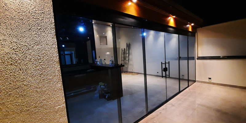 Abra as portas para o design moderno e funcionalidade. Nossas portas de vidro oferecem sofisticação e luminosidade, transformando qualquer ambiente com elegância.