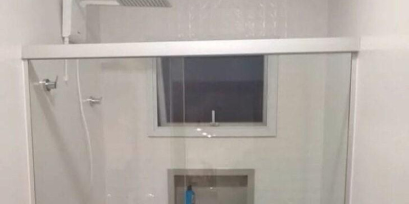 No universo da decoração e funcionalidade, o box de vidro se destaca como uma escolha versátil e moderna para banheiros. Além de conferir sofisticação, esse elemento agrega valor estético e funcional, proporcionando um espaço mais amplo e luminoso. 