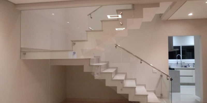 O guarda-corpo é mais do que um elemento de segurança em escadas, varandas e terraços. Ele também desempenha um papel crucial no design de interiores e exteriores, agregando estilo e sofisticação aos espaços. 